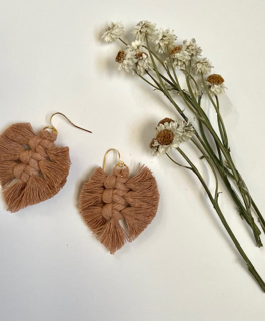 Macrame Feather Earrings | Feather earrings diy, Macrame patterns  tutorials, Diy jewelry projects